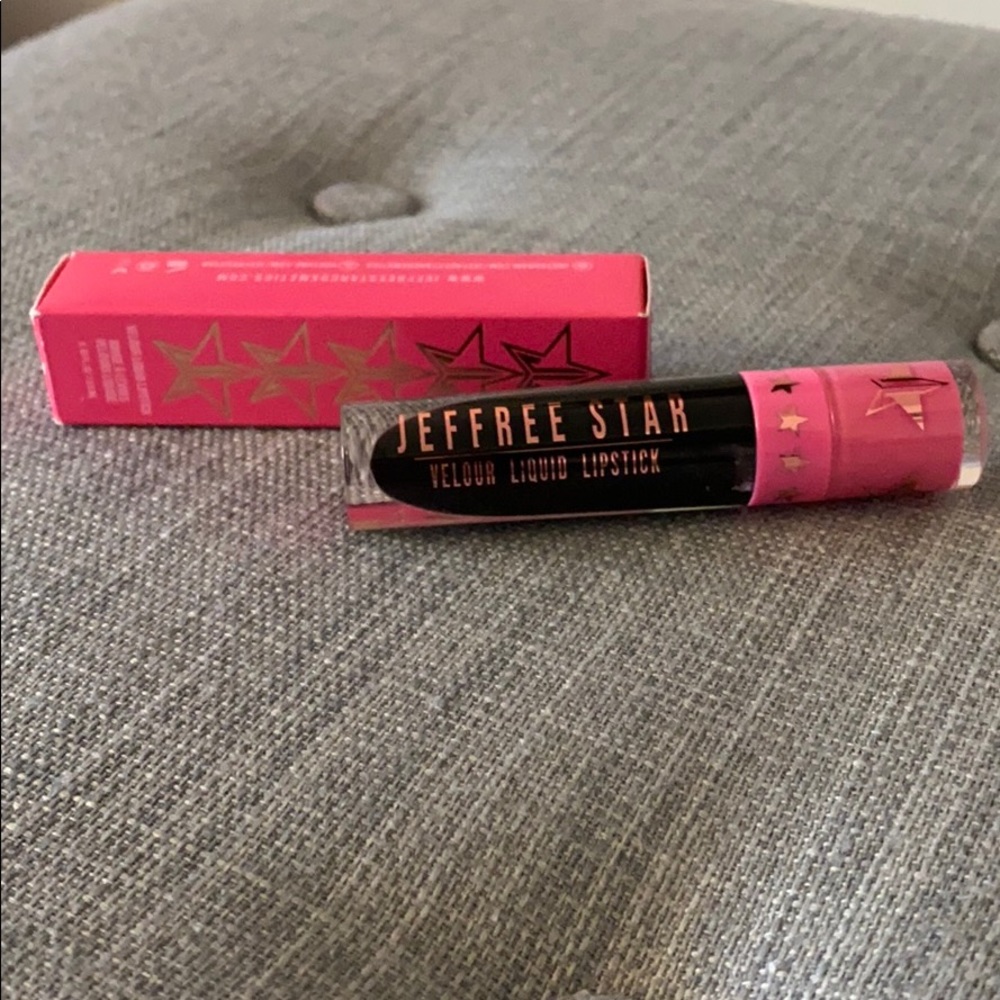 Jeffree Star Velour Liquid Lipstick in “WEIRDO”